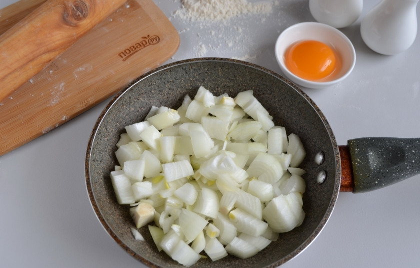 1. Этап. Слоеный пирог с семгой: Порежьте лук крупными кубиками. На растительном масле обжарьте его до полуготовности.