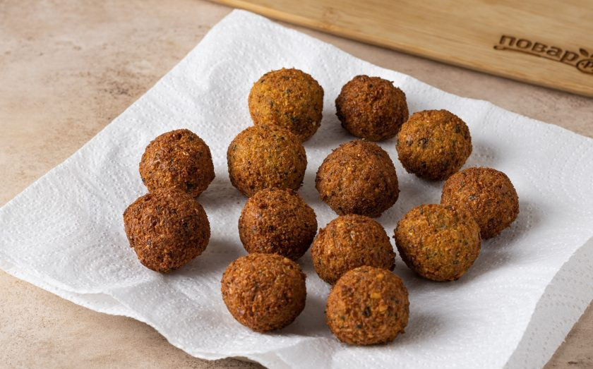 1. Этап. Фалафель в пите с салатом и помидором: Готовый фалафель выложите на бумажные полотенца, чтобы впиталось лишнее масло.