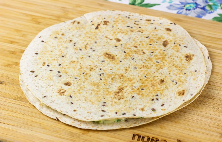 1. Этап. Тортилья с сыром: Горячую тортилью снимите со сковороды.