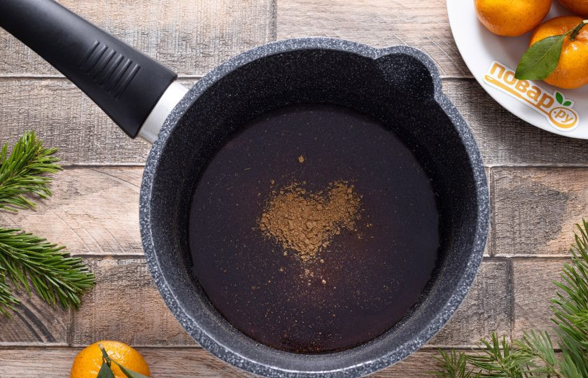 1. Этап. Домашнее имбирное печенье: Влейте кипяток и размешайте до однородности. Следом добавьте вторую половину сахар, набор пряностей и щепотку соли. Размешайте до полного растворения. Доведите снова до кипения.