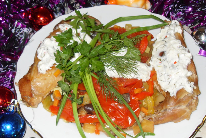 1. Этап. Кролик в чесночном соусе: Подаем кролика с овощами, обильно полив его чесночно-сметанным соусом и присыпав свежей зеленью. Приятного аппетита!