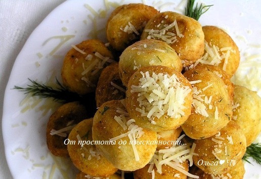 1. Этап. Творожные шарики с пармезаном и зеленью: Выложите на бумажное полотенце, чтобы впитался лишний жир.