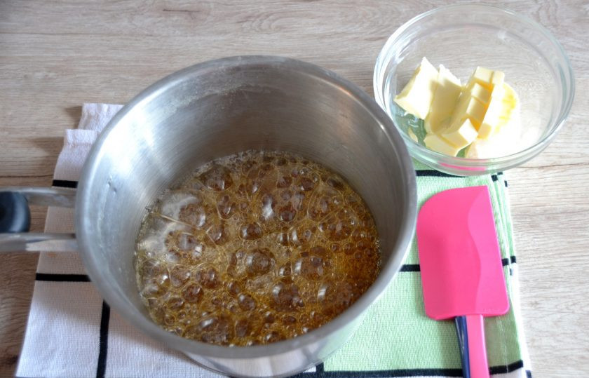 1. Этап. Баноффи пай с выпечкой: Как только карамель приобретет характерный карамельный цвет, снимите с огня.