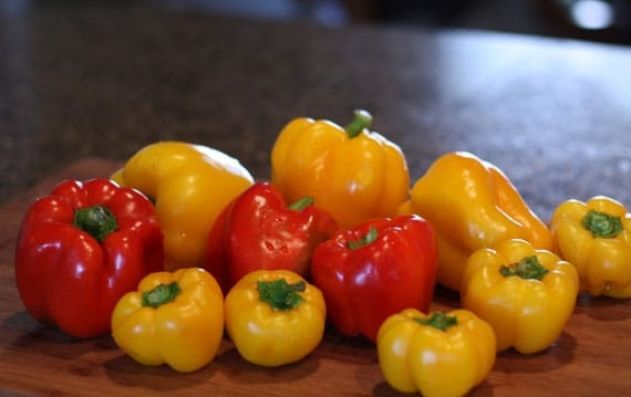 1. Этап. Перец, фаршированный морковью: 1. Выберите перцы (можно одного размера или разные), хорошенько вымойте их.