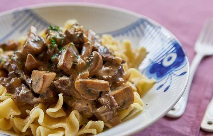 1. Этап. Бефстроганов (классический рецепт): 8. Подавайте блюдо горячим, можно с макаронами.