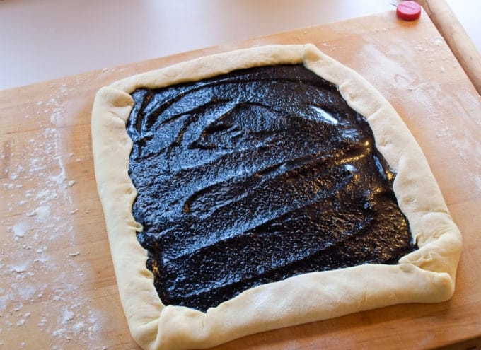 1. Этап. Рулет с начинкой из мака: 9. В центр выложите начинку ровным слоем, оставляя бортики в 1,5 см по краям. Затем края сверните к центру.