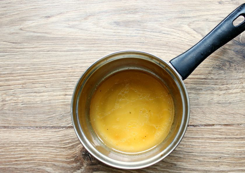 1. Этап. Куриная грудка с эстрагоном: Для соуса налейте в сотейник куриный бульон и добавьте масло после обжарки куриной грудки.