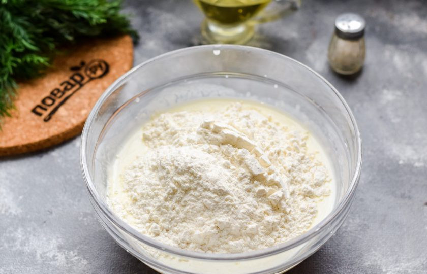 1. Этап. Завтрак в русском стиле: Перемешайте все миксером, добавьте пшеничную муку.