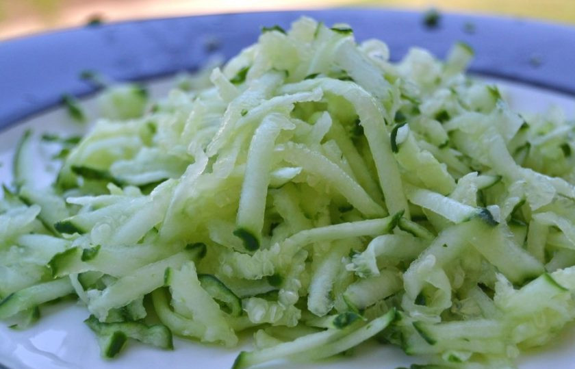 1. Этап. Салат из огурца и моркови: 1. Вымойте огурец и натрите его на крупной терке или с помощью терки для моркови по-корейски.