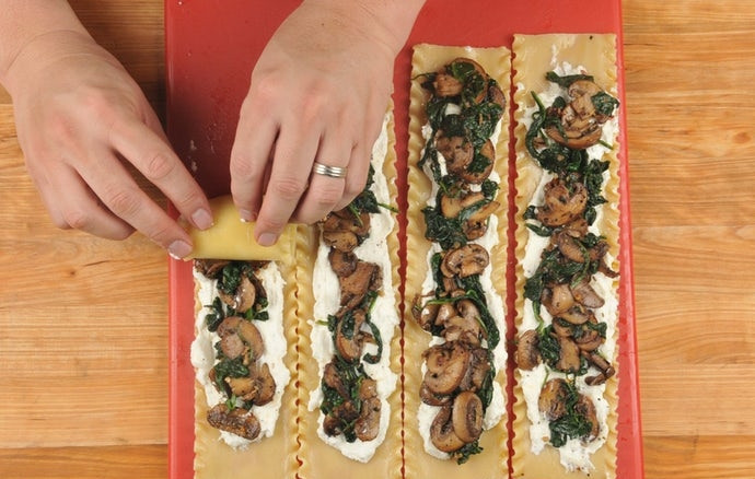 1. Этап. Рулеты с грибами и шпинатом: 4. Теперь на листы для лазанья разложите сырную смесь, а сверху — грибную со сковороды. Скрутите макаронные листы в рулеты.