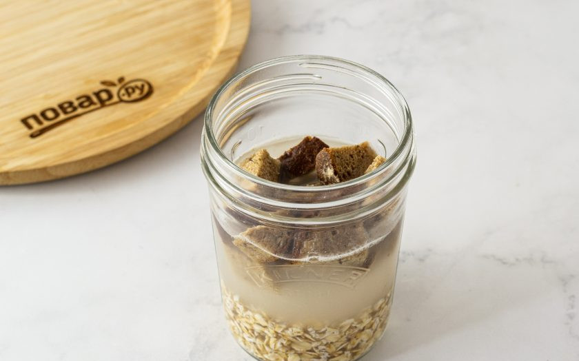 1. Этап. Сыр из чечевицы: Для начала приготовьте закваску для сыра. Насыпьте в чистую баночку овсяные хлопья, влейте теплую кипяченую воду и добавьте нарезанный кубиками ломтик ржаного хлеба. Накройте марлей и оставьте на 2-3 дня при комнатной температуре. Закваска должна приобрести кисловатый вкус и запах.