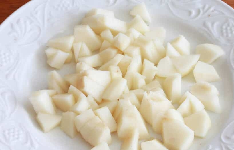 1. Этап. Пирог с грушами и орехами: 6. Очистите вторую грушу от кожуры и сердцевины, порежьте ее кубиками.