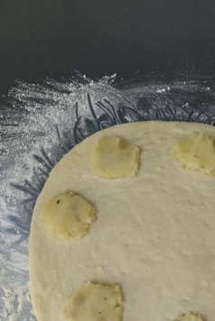 1. Этап. Дрожжевая выпечка Кружочки: Тесто делим на 2 равные части. Берем одну часть и раскатываем кругом, выкладываем картофельное пюре как показано на фото.