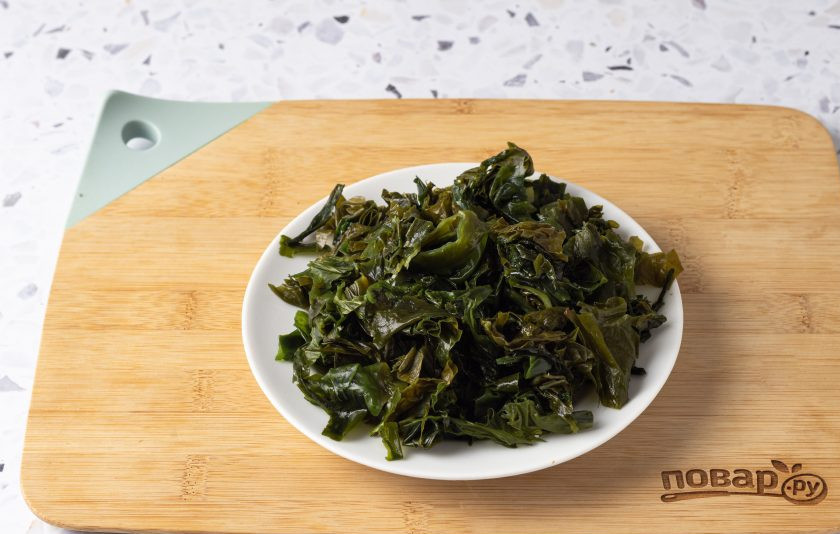 1. Этап. Суп из сушеной морской капусты: После промойте морскую капусту в воде и отожмите. Порежьте капусту на кусочки среднего размера.