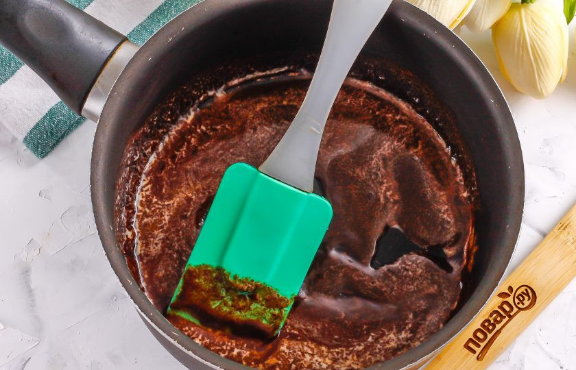 1. Этап. Помадка для кексов: Перемешайте, протомите до полного расплавления шоколада и сразу же выключите нагрев, чтобы не перегреть шоколад. Тщательно вымешайте помадку.