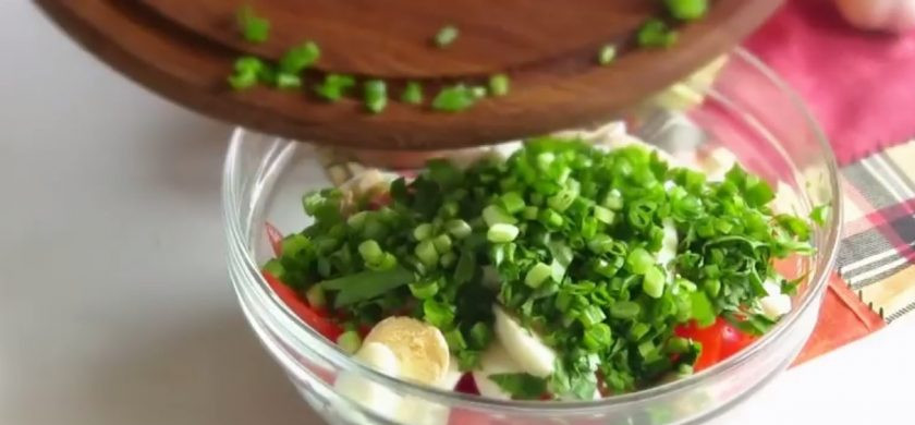 1. Этап. Салат с жареными кабачками: 3. Помидоры и отварные яйца нарежьте дольками, петрушку и зеленый лук мелко порубите, а чеснок измельчите ножом. Смешайте все ингредиенты и заправьте салат сметаной или майонезом.