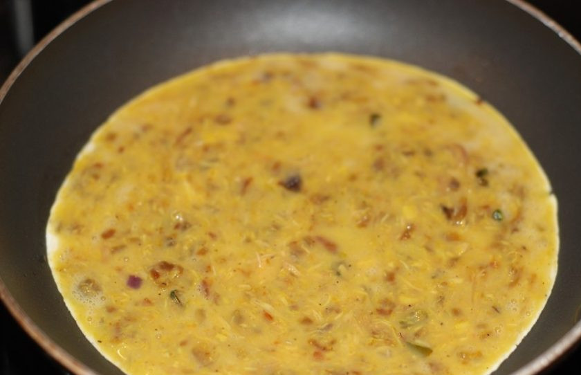 1. Этап. Куриный омлет: 3. Приправьте омлет солью и перцем по вкусу. Подавайте сытный завтрак к столу.