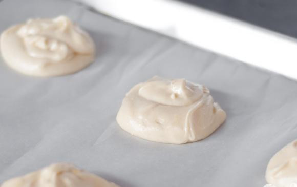 1. Этап. Печенье в шоколадно-медовой глазури: 2. Выложить тесто на подготовленный противень, используя 1/4 чашки на каждое печенье. Печенье должно располагаться на расстоянии 5 см друг от друга. Выпекать 15-18 минут.