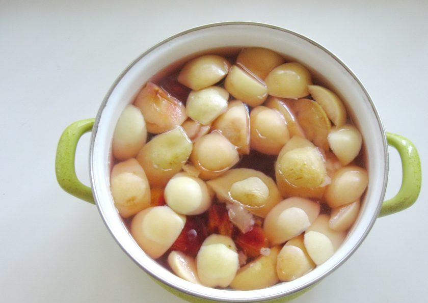 1. Этап. Компот из яблок, груш и алычи: Доведите до кипения, затем огонь убавьте и варите фрукты 20 минут.