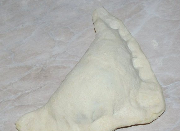 1. Этап. Слоеные пирожки с мясом: Сформируйте пирожки, защипнув края теста. Вариант № 1.