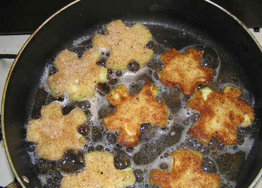 1. Этап. Кабачки, жаренные в сухарях: Кабачки солим и через несколько минут обмакиваем во взбитое яйцо, а затем обваливаем в панировочных сухарях. Обжариваем овощи на растительном масле, до золотистой корочки.