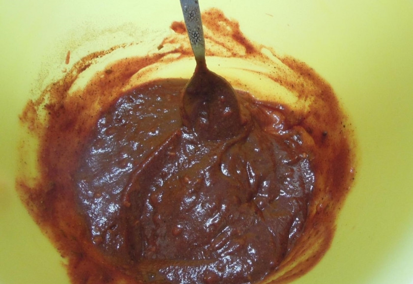 1. Этап. Острые крылышки в панировке: 1. Аджика у меня острая покупная (лучше брать домашнюю и острую), перекладываю необходимое количество в миску, добавляю томатную пасту, специи и соль, хорошенько перемешиваю.