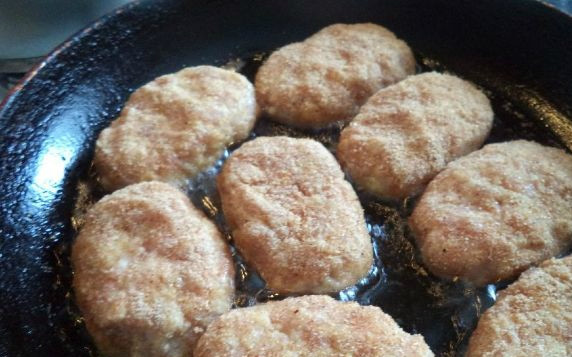 1. Этап. Самые вкусные котлеты: Обжариваем наши обожаемые и самые вкусные котлетки на раскаленной сковородке. Не жалейте масла, чтобы блюдо не подгорело! Не забудьте переворачивать котлеты, чтобы они равномерно прожарились!