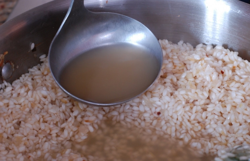 1. Этап. Ризотто с маскарпоне: Когда вино испарится почти полностью, добавляем в жаровню половник бульона.