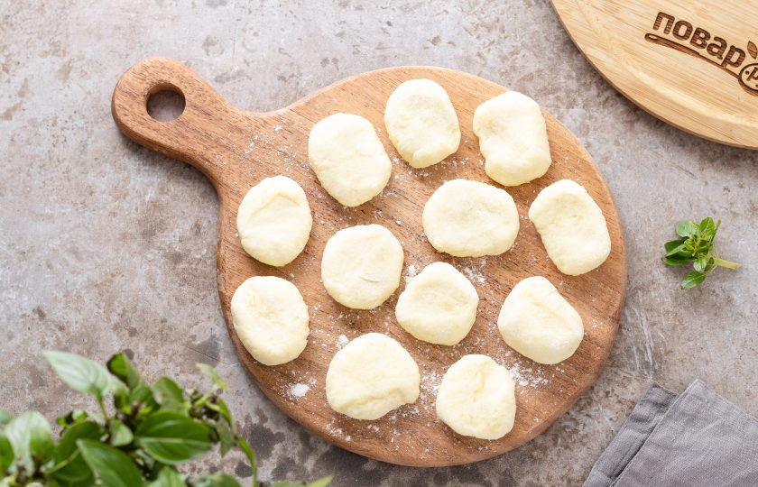 1. Этап. Постные ленивые вареники: Разделите тесто на несколько частей, скатайте из них колбаски и порежьте на небольшие кусочки. Каждый приплюсните.