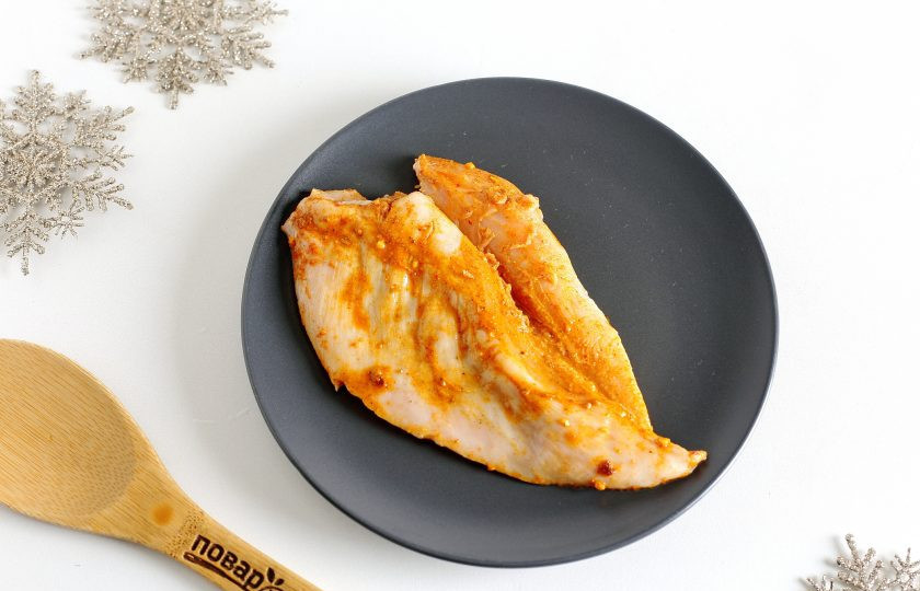 1. Этап. Оливье На новый лад: Куриное филе натрите солью и специями. Полейте соком лимона и оставьте на 20-30 минут.