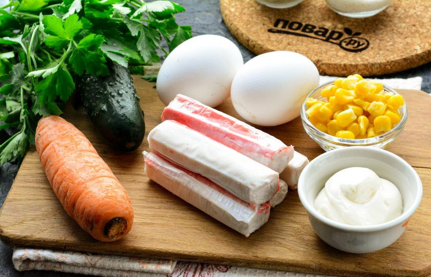 1. Этап. Салат Неженка с крабовыми палочками: Подготовьте все необходимые ингредиенты для приготовления салата 