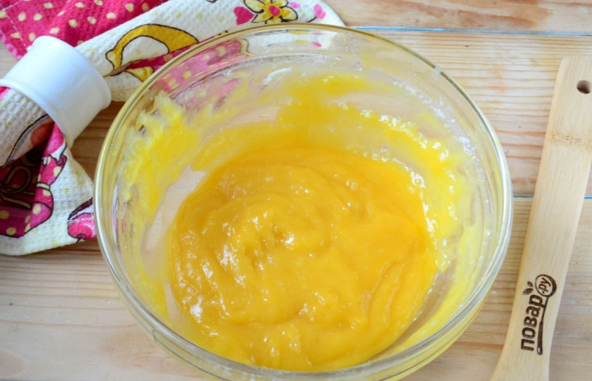 1. Этап. Суфле классическое: Отделите желтки от белков. Желтки взбейте, чтобы они посветлели, и добавьте в молочную смесь, перемешайте.