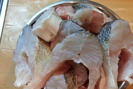 1. Этап. Уха по-царски: Пока петух варится, займемся рыбой. Чистим и промываем ее, удаляем плавники, жабры, голову, хвост (не выбрасываем). Тушки нарезаем на крупные куски. В оригинале в уху надо добавлять стерлядь и осетра, но мы будем 