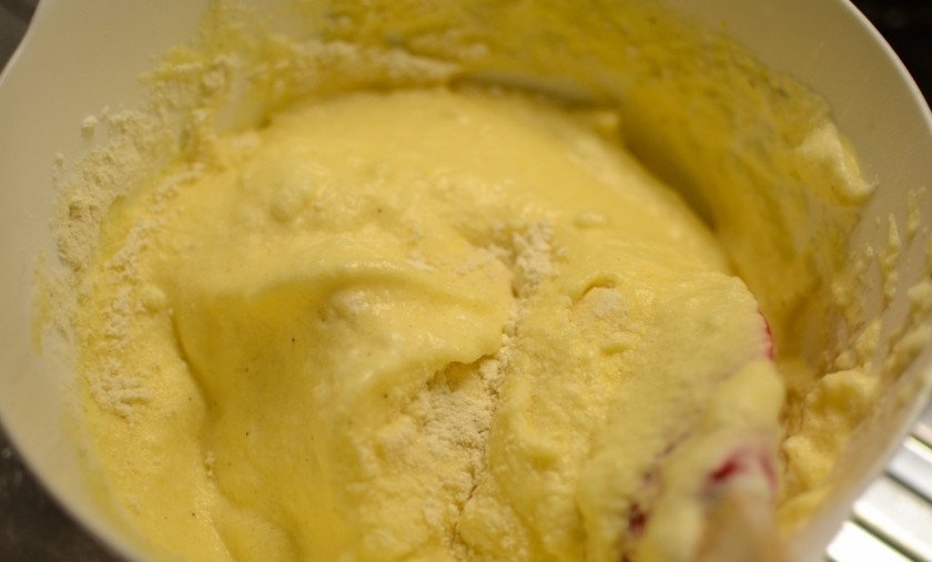 1. Этап. Бисквитные пирожные: У вас получится жидкое тесто.