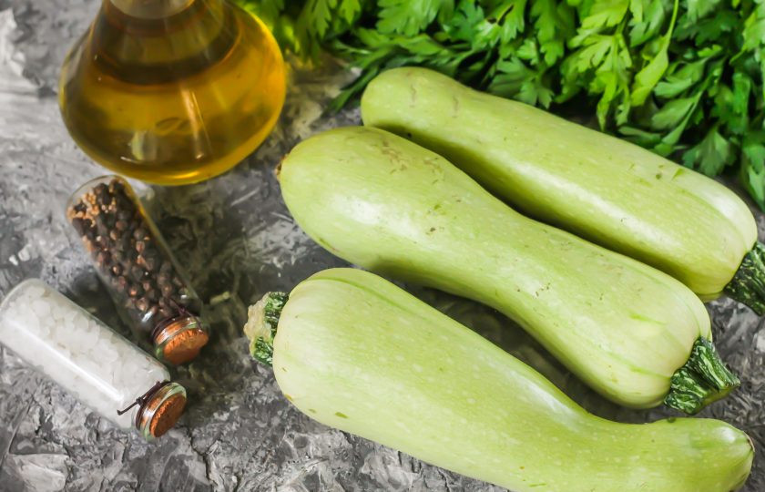 1. Этап. Диетические кабачки в духовке: Подготовьте необходимые ингредиенты.