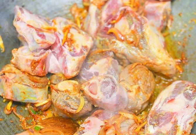 1. Этап. Индийское карри: 8. Добавьте еще немного масла и выложите мясо (курицу, креветки). Обжарьте на среднем огне минут 10 до румяности со всех сторон.