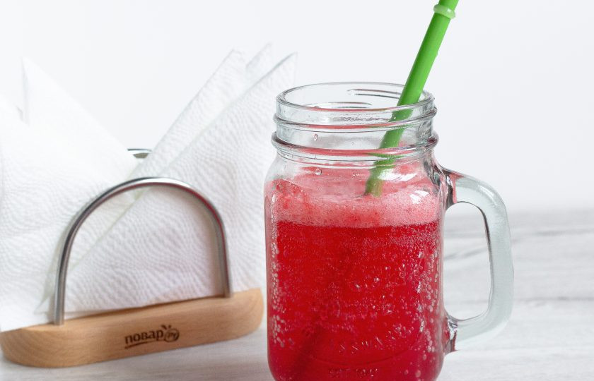 1. Этап. Коктейль с шампанским и малиной: Перемешайте шампанское, ликер и малиновое пюре. Разделите коктейль на две порции.