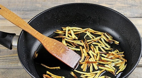 1. Этап. Салат Гнездо глухаря с огурцом: 7. Небольшими порциями обжарьте на сковороде до румяности. Подсолите в процессе. После выложите на бумажное полотенце, чтобы убрать остатки масла.