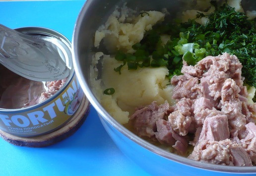 1. Этап. Елка из овощей и тунца: Добавьте в картофельное пюре консервированный полосатый тунец кусочками с добавлением масла ТМ FORTUNA (вместе с маслом), мелко нарезанный зеленый лук, укроп, соль и черный молотый перец по вкусу. Хорошо перемешайте и отложите в сторону.