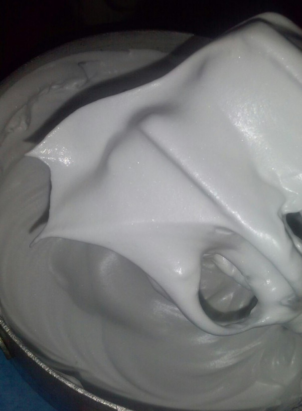 1. Этап. Большой бисквитный торт с безе: 11. Когда безе станет плотным - крем готов. Взбивать его нужно около 10-15 минут на скорости 3-4.