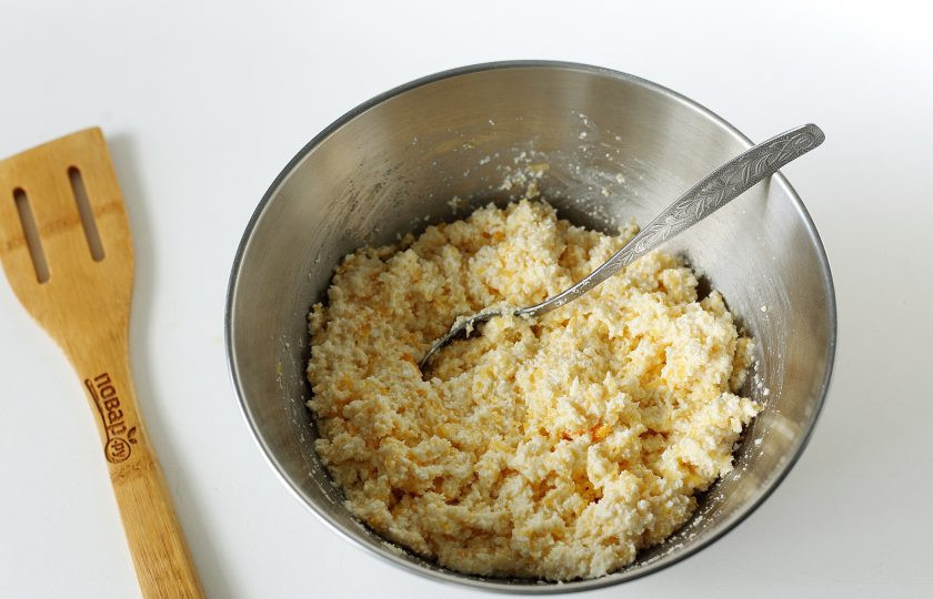 1. Этап. Манник с тыквой и творогом: Быстро все перемешайте и выложите тесто в смазанную маслом форму для запекания. Дно и бока предварительно обсыпьте мукой или манкой.