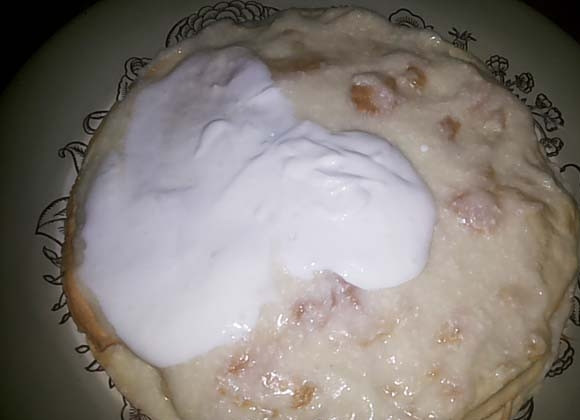 1. Этап. Торт Наполеон старый: Соберите торт. На первый корж выложите заварной крем. Затем — второй корж и снова крем. На третий корж выложите сметанный крем, а потом заварной.