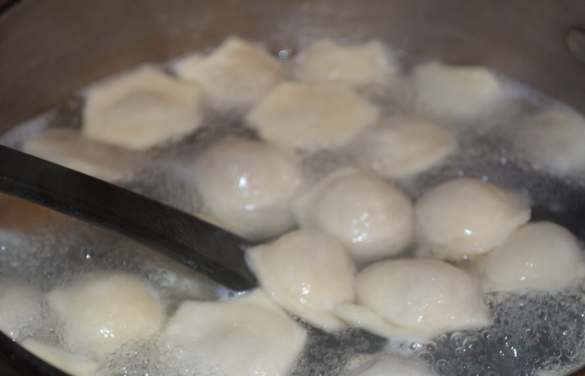 1. Этап. Пельмени из рисовой муки: Отварите пельмени в соленой кипящей воде.