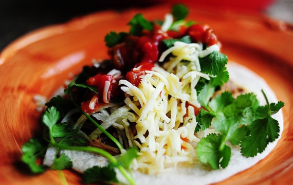 1. Этап. Рулетики с запеченной свининой: 6. Украсьте рулетик тертым сыром и листьями салата. Подавайте к столу.