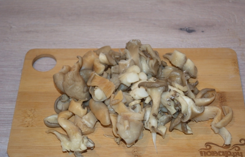 1. Этап. Вешенки, жаренные с луком: Вешенку промойте под проточной водой. Дайте стечь лишней жидкости. Сами грибы нарежьте острым ножом. Основание (грибницу) лучше срезать. Во время тушения она остается жесткой и только испортит ощущение от блюда. Лучше брать более нежную часть гриба.