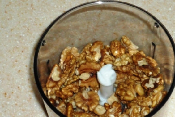 1. Этап. Морковь с чесноком: Орехи измельчите и также добавьте в салат. Заправьте сметаной (или майонезом), посолите, хорошо перемешайте и подайте на стол.