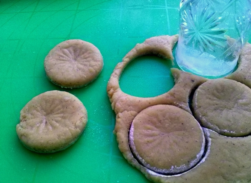 1. Этап. Пряники классические: Разделите тесто на 2-3 части. Раскатайте в пласт толщиной 1 см. Вырежьте кружки диаметром 5 см. Формочку для вырезания опускайте в муку, чтобы та не прилипала к тесту.