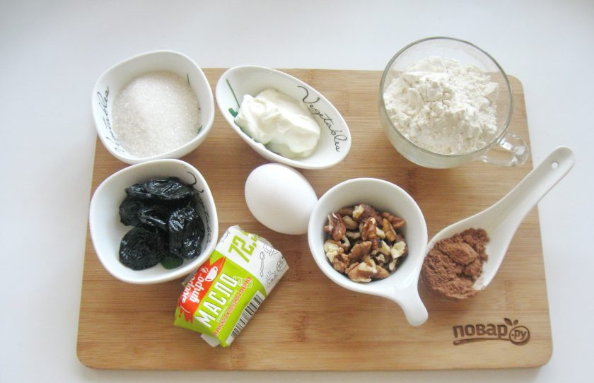 1. Этап. Шоколадный торт с черносливом и орехами: Подготовьте ингредиенты для торта.