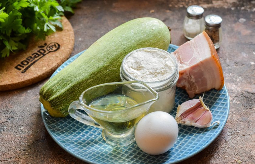 1. Этап. Оладьи из кабачков с беконом: Подготовьте ингредиенты.