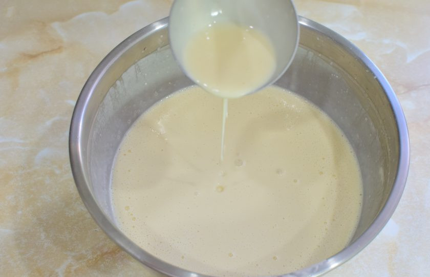 1. Этап. Блины с маскарпоне: Готовое блинное тесто будет достаточно жидкое. Именно из такого получатся тонкие блинчики.